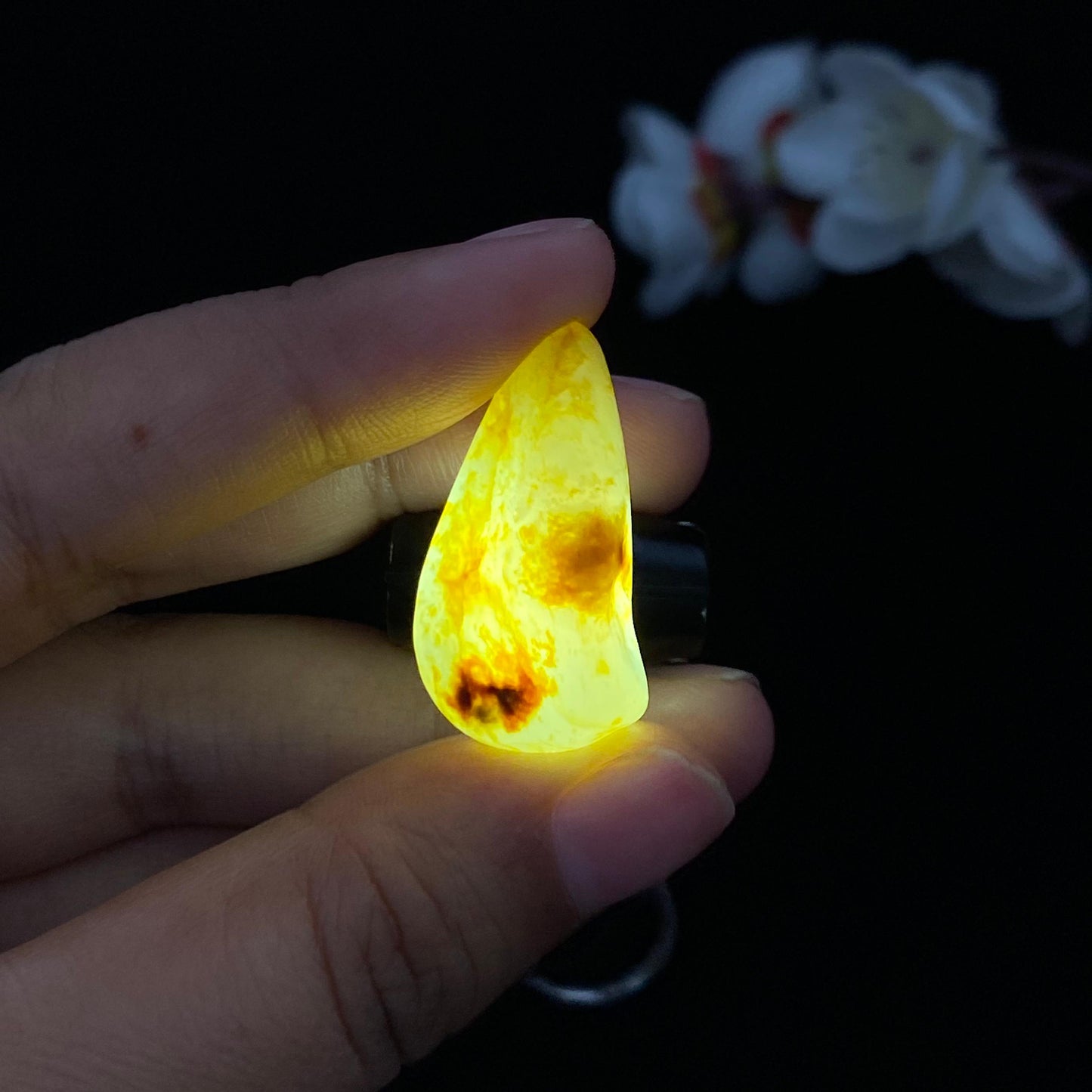 和田玉洒金皮青花底籽料吊坠籽(8.5g)