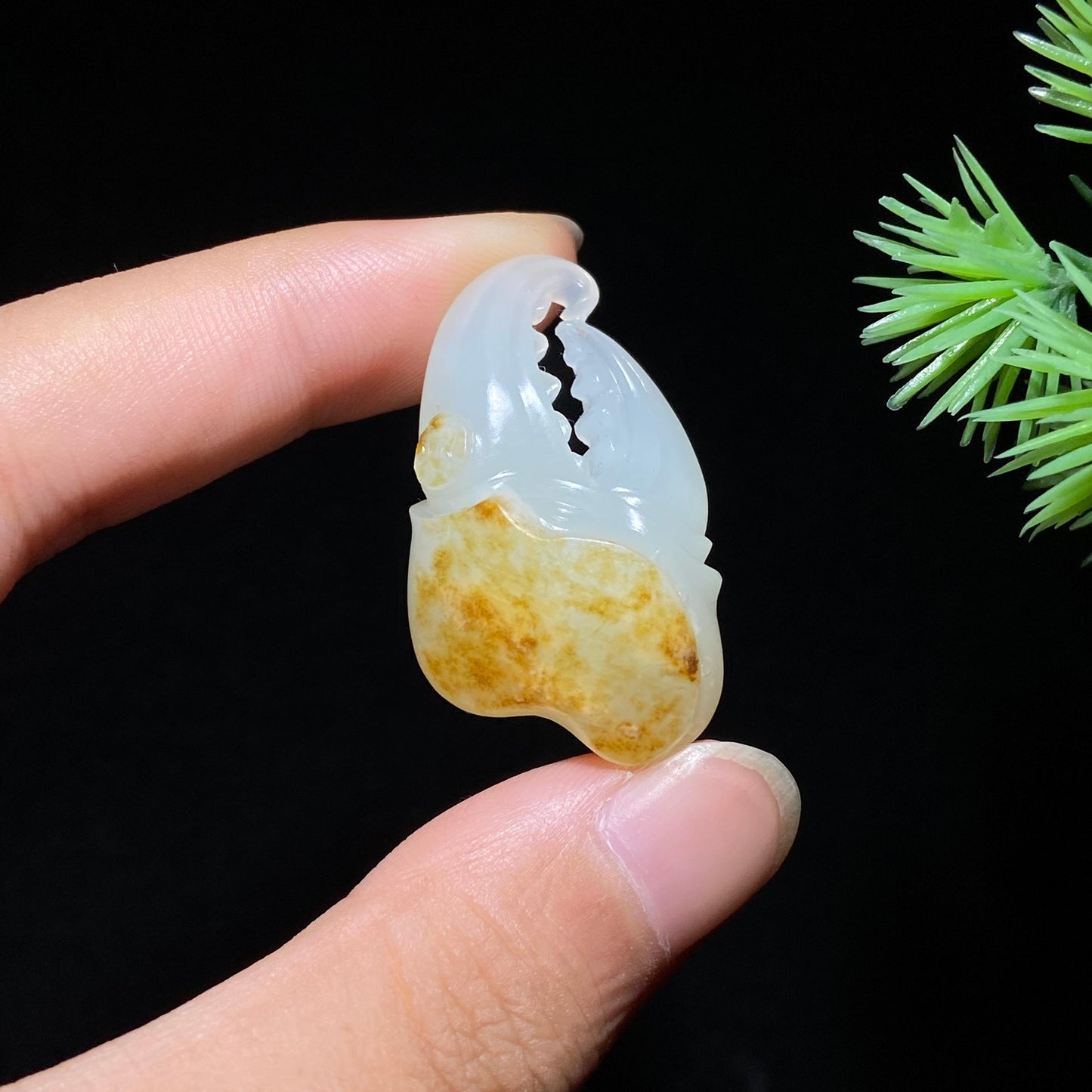 和田玉籽料蟹脚八方来财(9.9g)