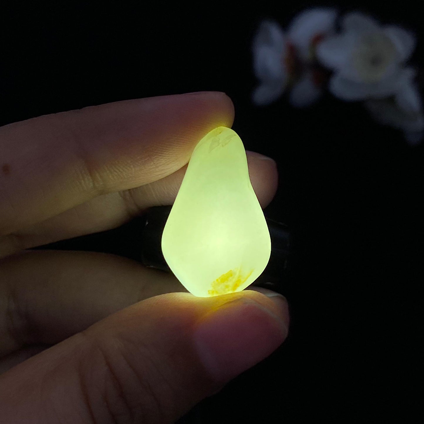 和田玉-青白玉籽料原石(7.9g)