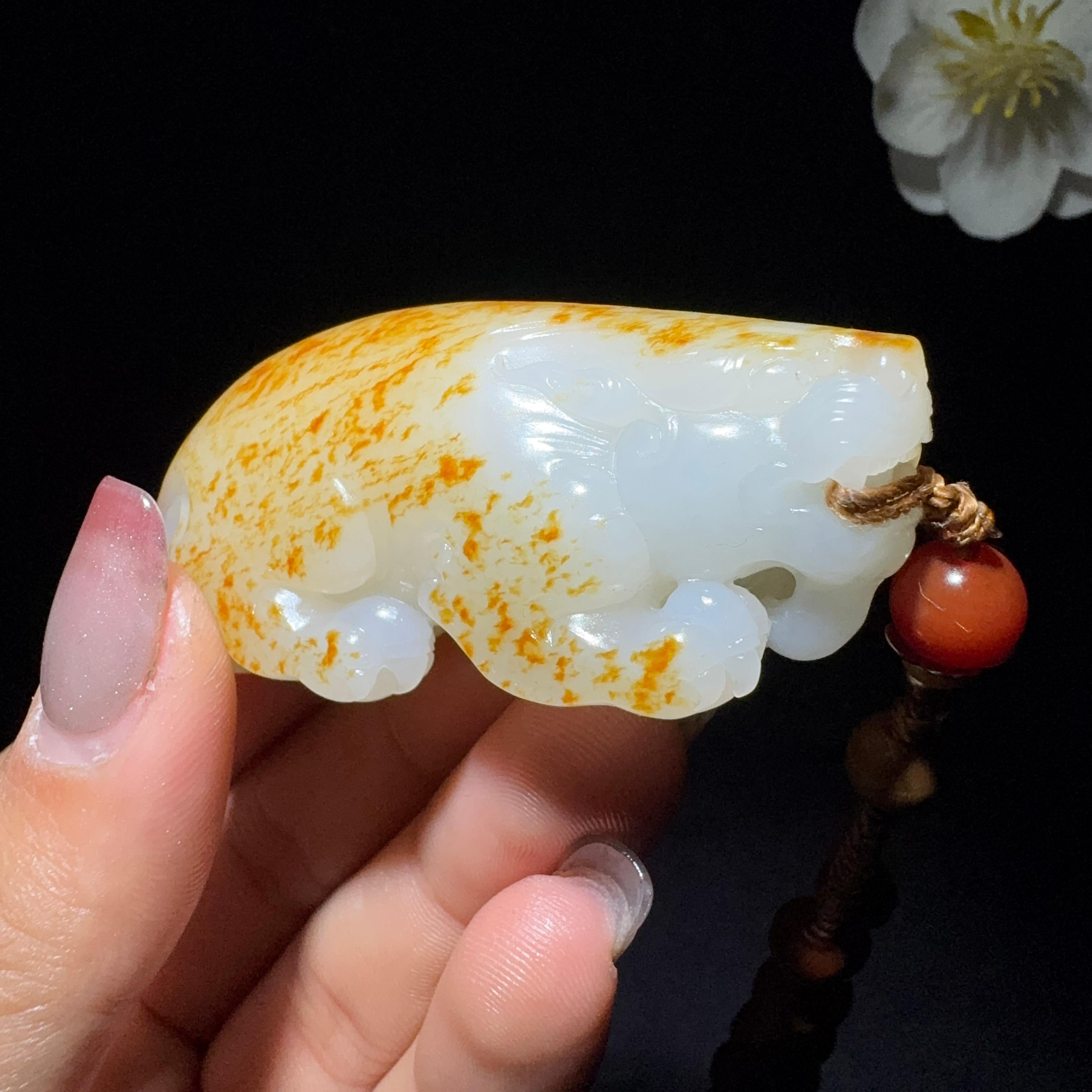 和田玉籽料手把件貔貅（75.6g） – 厚德载玉