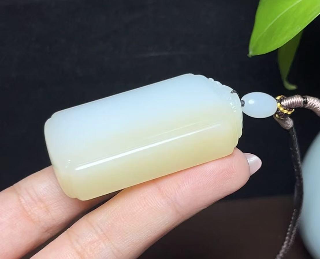 新疆和田玉且末料羊脂玉平安无事牌(53.7g)