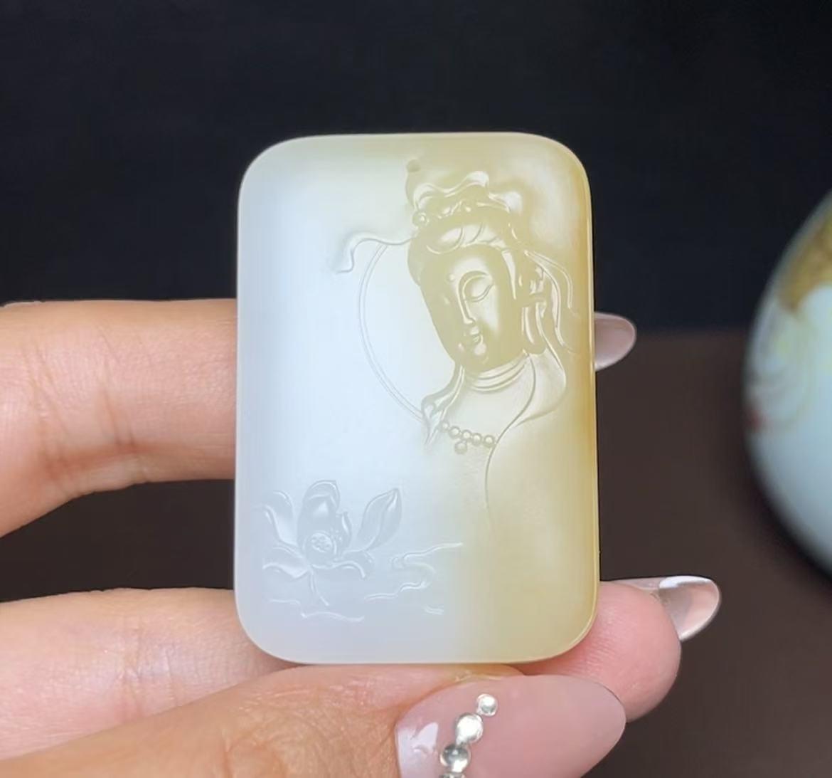 高品质和田玉糖白羊脂玉观音(38.6g)