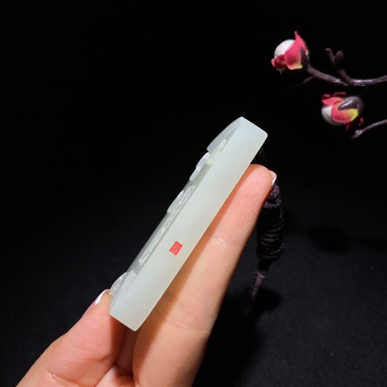 和田玉山流水杏叶牌挂件(40.0g)