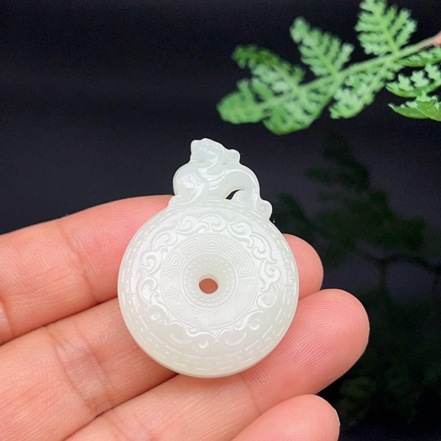 和田玉羊脂白玉翠色仿古必定成龙玉佩(15.7g)