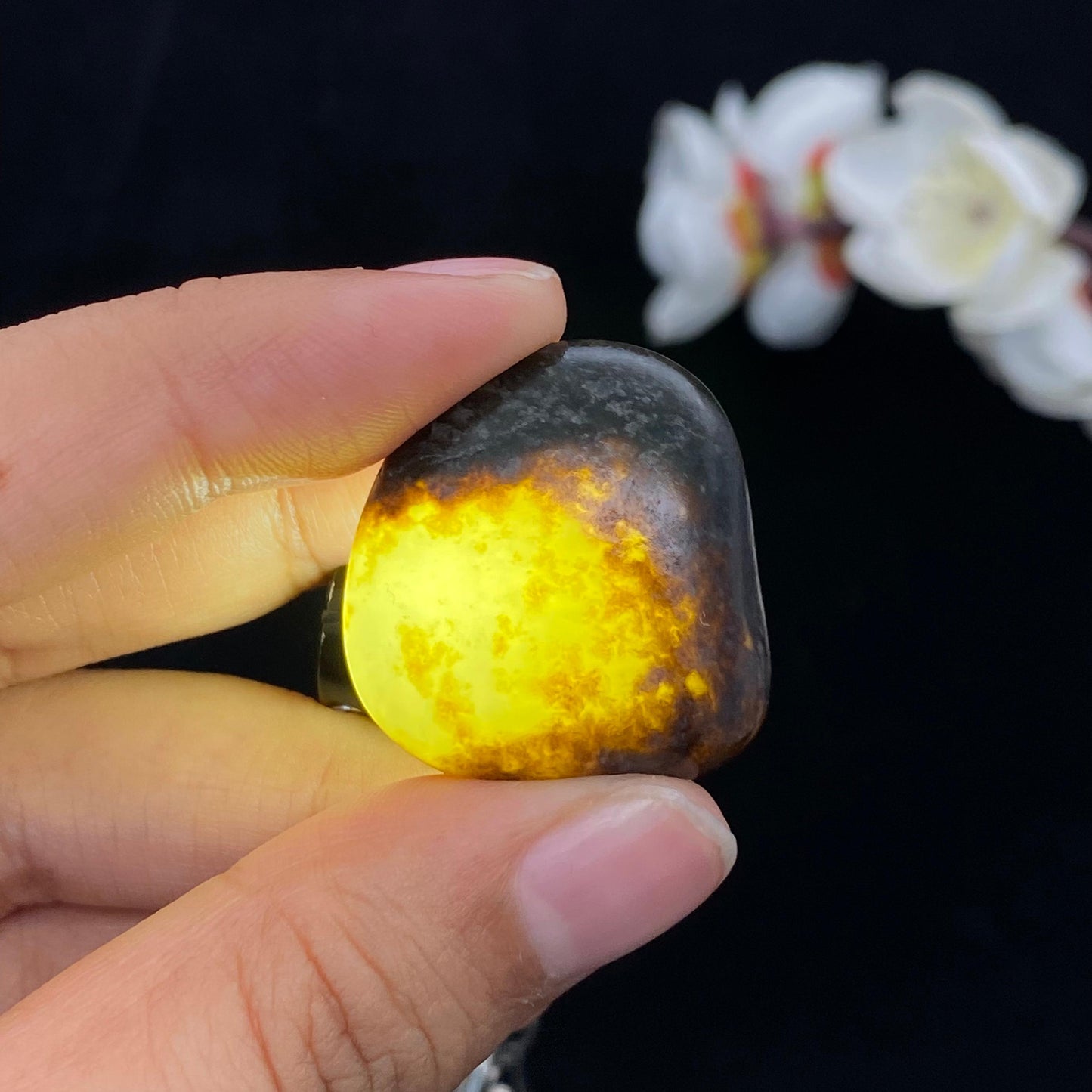 和田玉黑秋梨皮青花底籽料吊坠籽(15.2g)