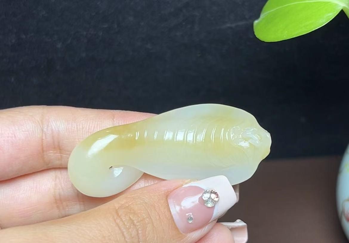 新疆和田玉且末糖羊脂玉生肖蛇腰缠万贯(21.2g)