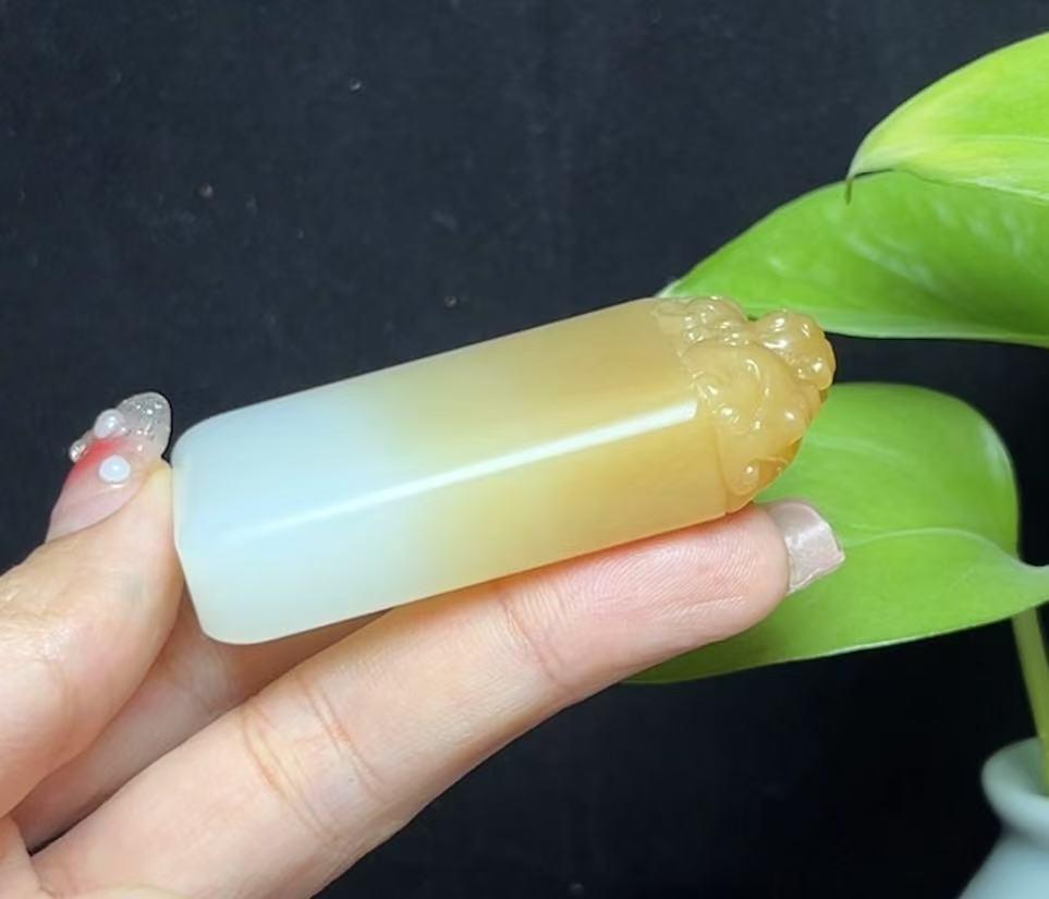 和田玉且末糖貔貅平安无事牌府上有龙(65.8g)