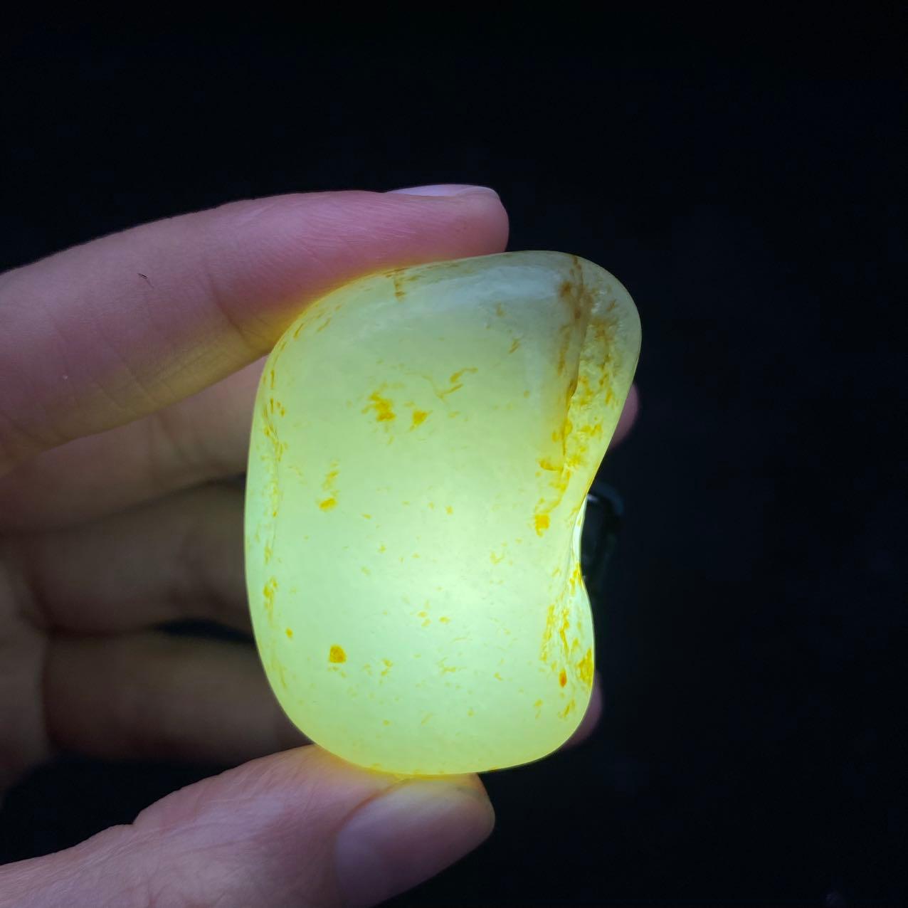 和田玉洒金皮籽料原石(37.4g)