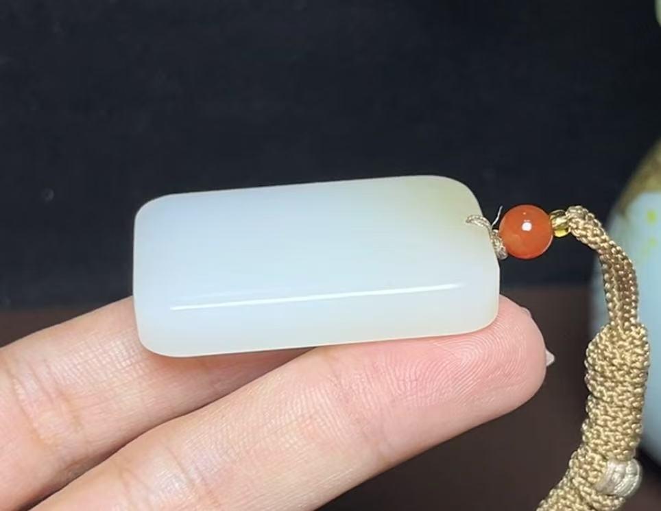 新疆和田玉且末糖羊脂玉平安无事牌(25.7g)