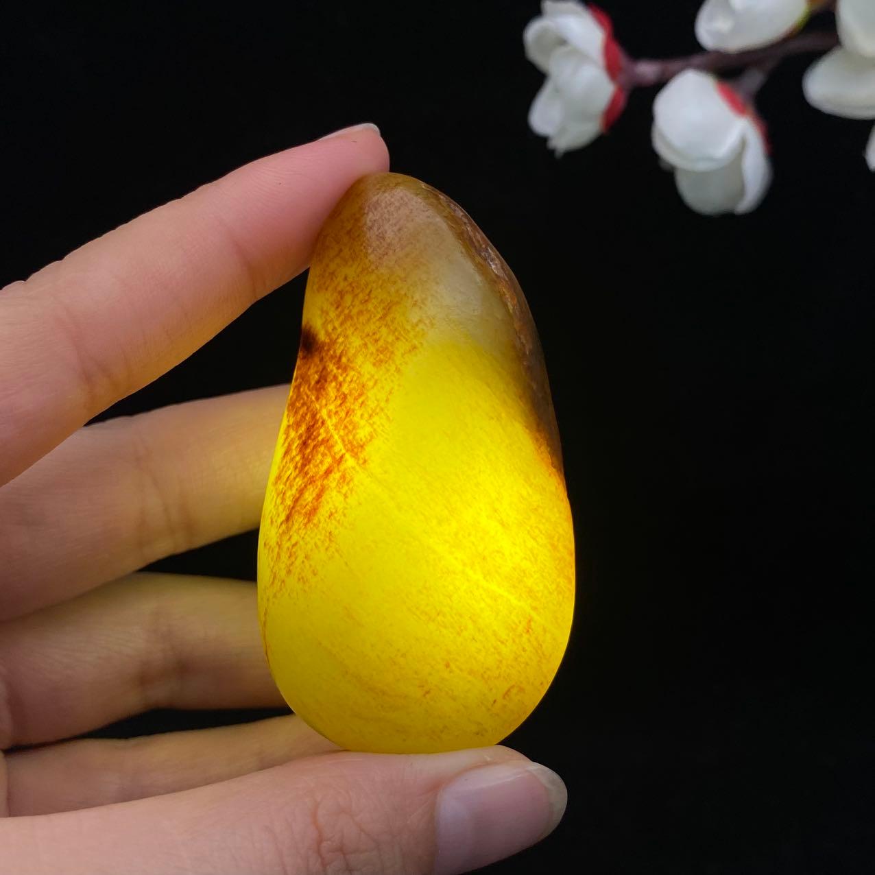 和田玉聚红皮籽料小手把件(57g)
