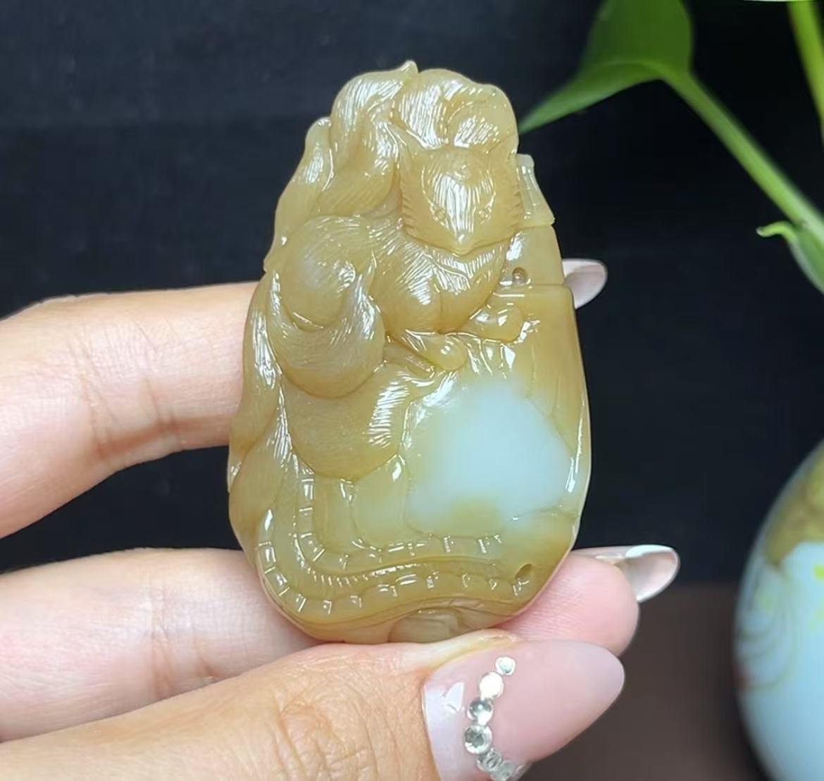 新疆和田玉且末糖狐狸挂件(45.2g)