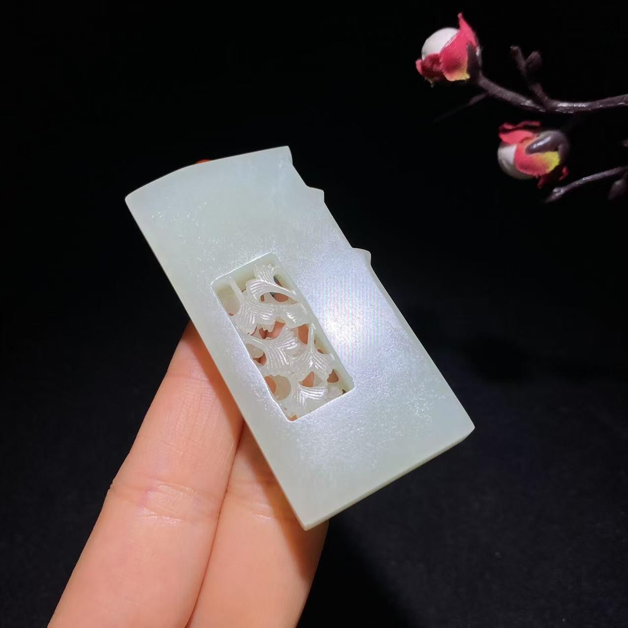 和田玉山流水杏叶牌挂件(40.0g)