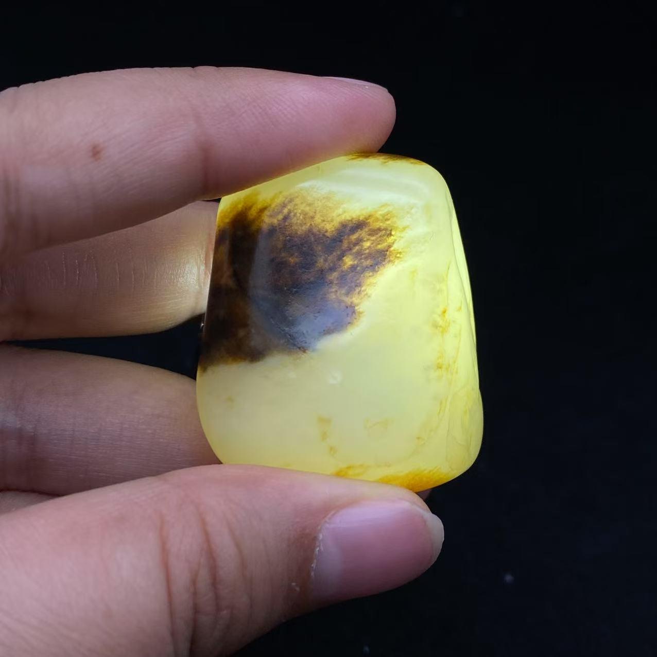 和田玉黑秋梨皮籽料挂件(34.8g)