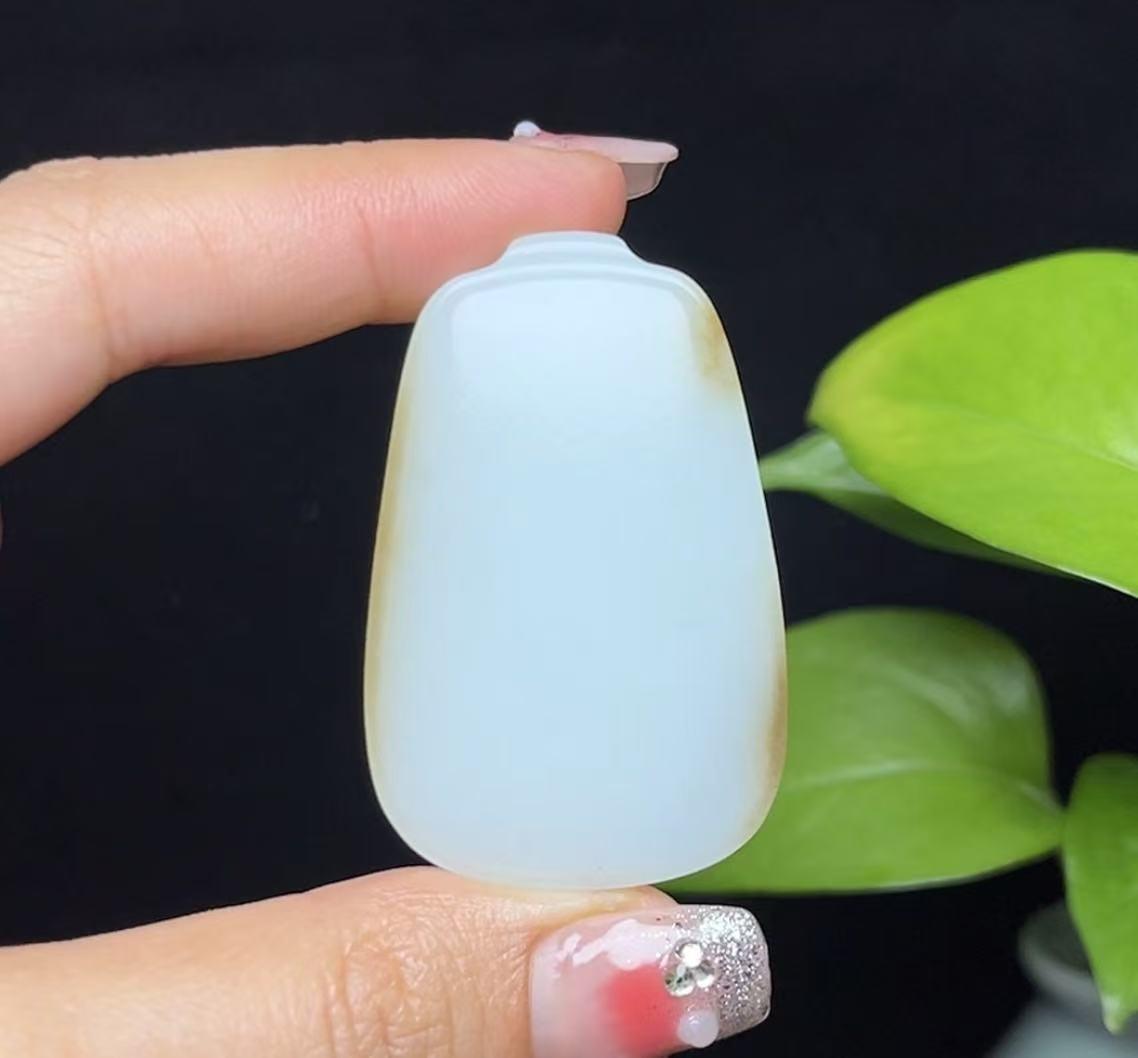 新疆和田玉且末料羊脂玉平安无事牌(37.2g)