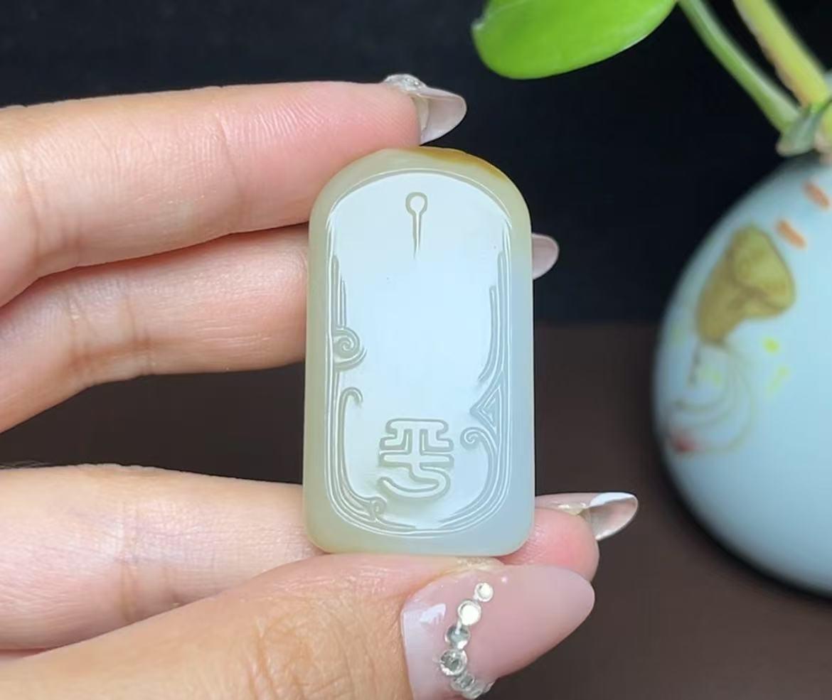 精品新疆和田玉且末糖羊脂玉平安无事牌(20.7g)