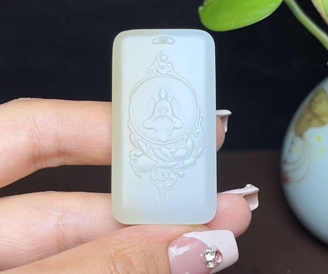 新疆和田玉且末糖白羊脂玉莲花悟道平安无事牌(30.2g)