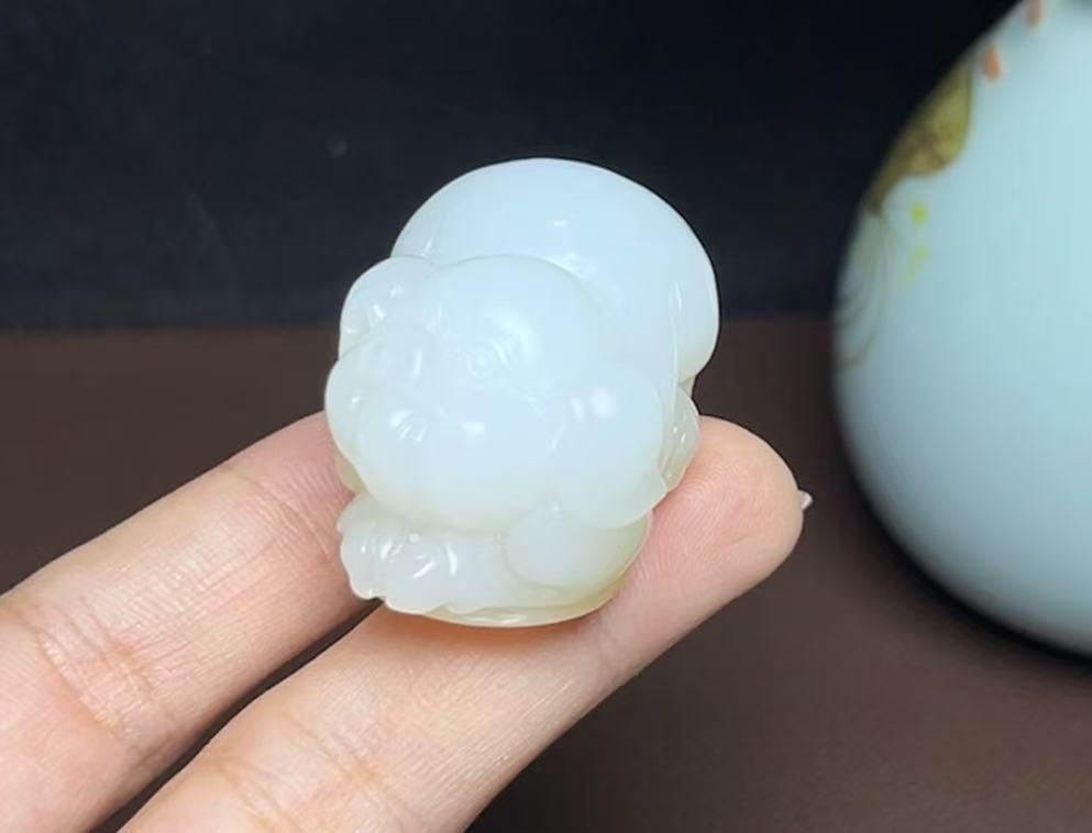新疆和田玉且末料羊脂玉生肖发财猪(45.6g)
