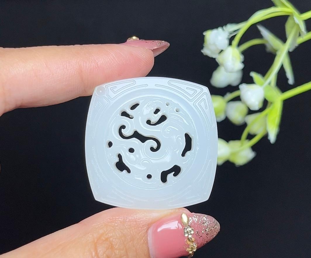 和田玉羊脂白玉四方守护仿古龙挂件（27.3g） – 厚德载玉