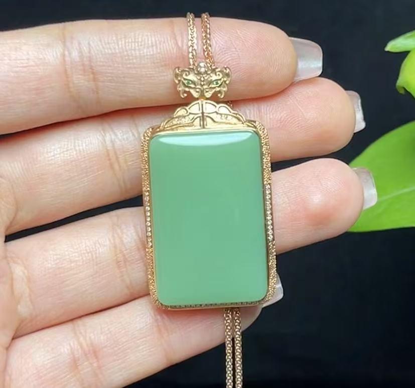 高品质和田玉碧玉粉青18k金豪镶平安无事牌(17.0g)