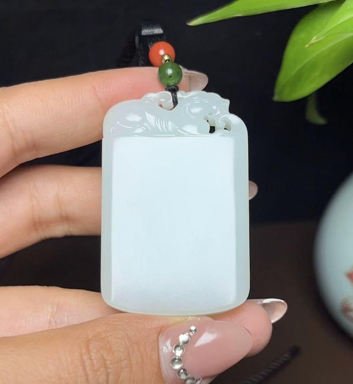 和田羊脂玉貔貅平安无事牌府上有龙(41.7g)