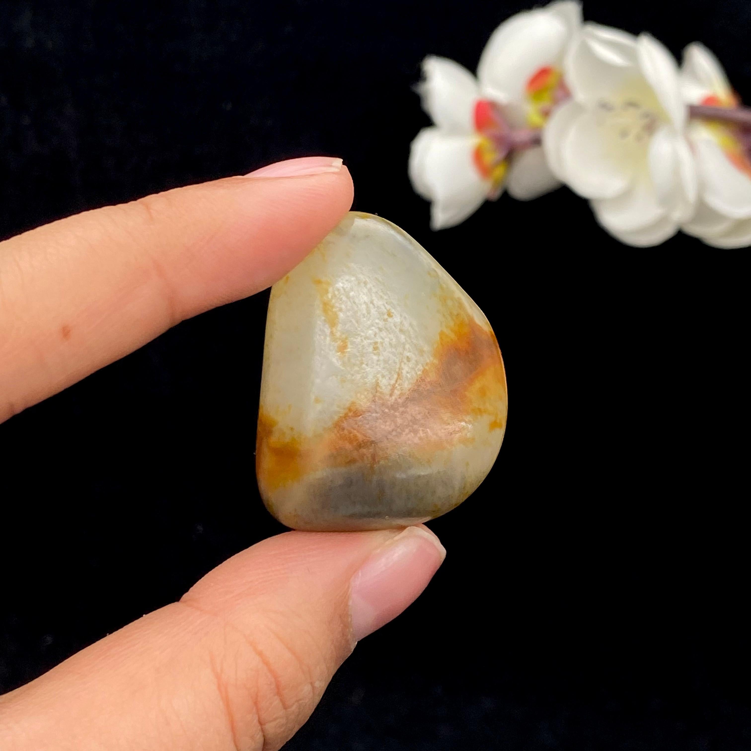 和田玉聚黄皮青花底籽料挂件（24g） – 厚德载玉