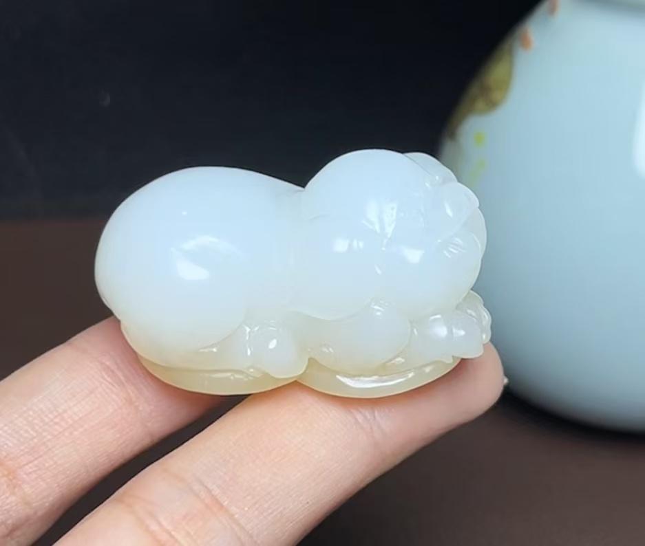 新疆和田玉且末料羊脂玉生肖发财猪(45.6g)
