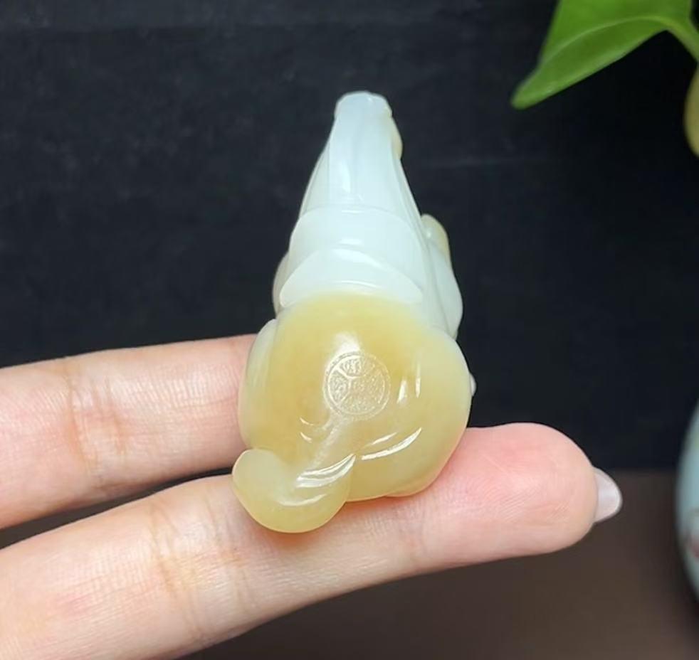 和田玉且末糖羊脂玉生肖马马到成功(49.5g)