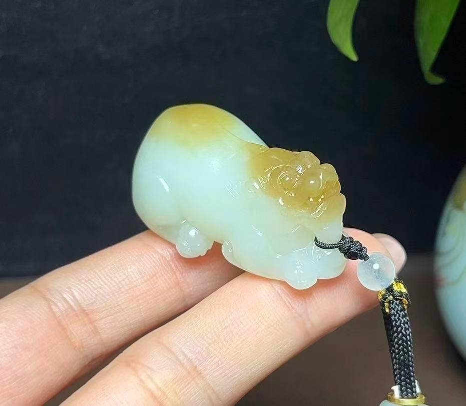 新疆和田玉且末料糖白貔貅（37.0g） – 厚德载玉