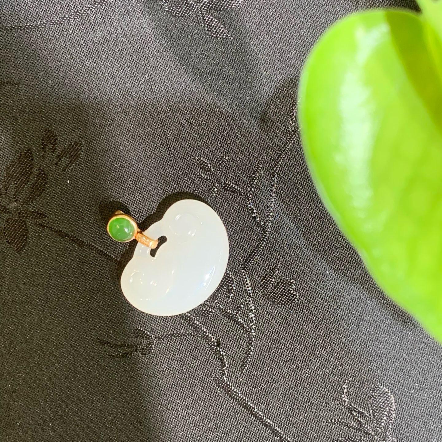 18k金羊脂白玉如意锁吊坠(3.3g)