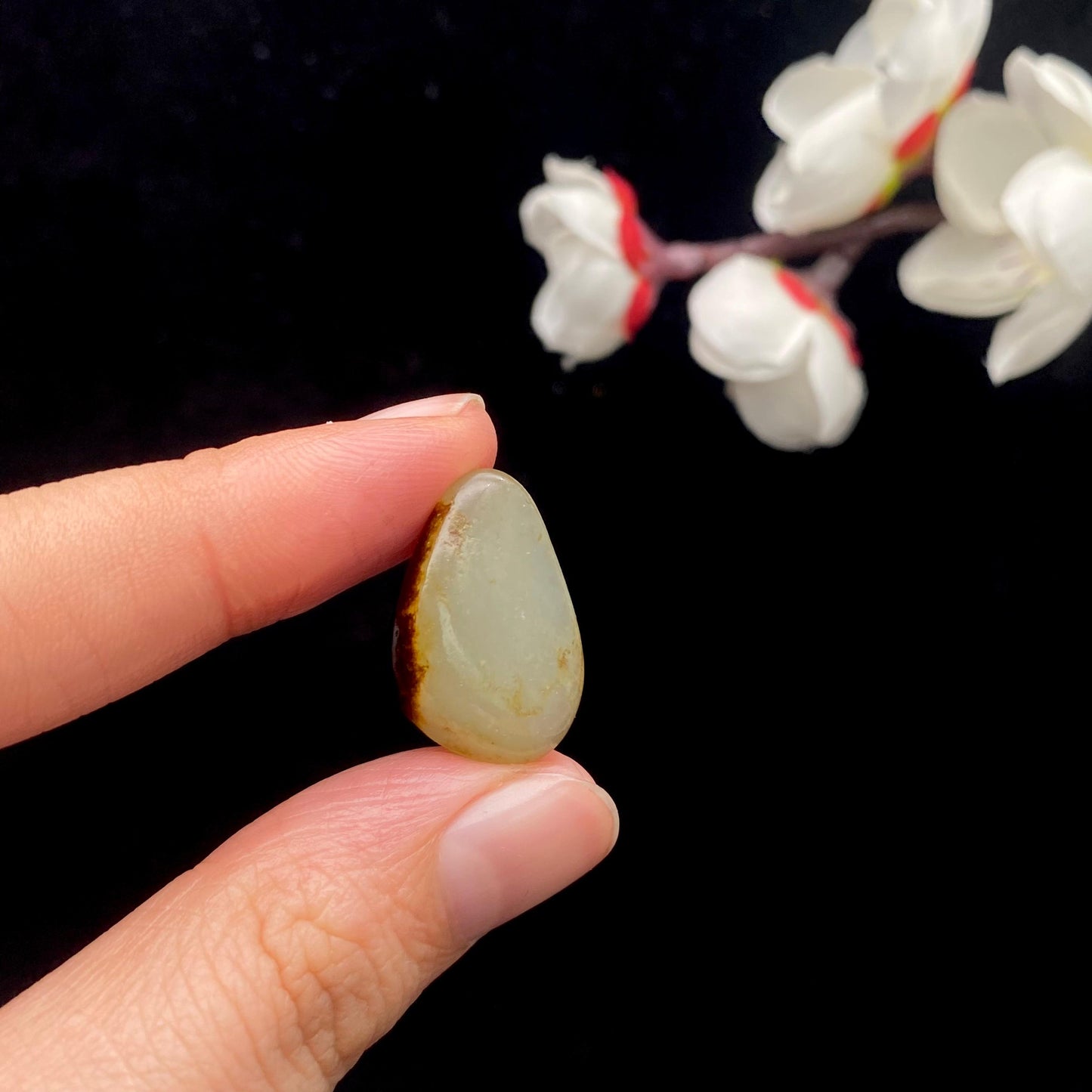 和田玉聚黑皮籽料原石(2.8g)