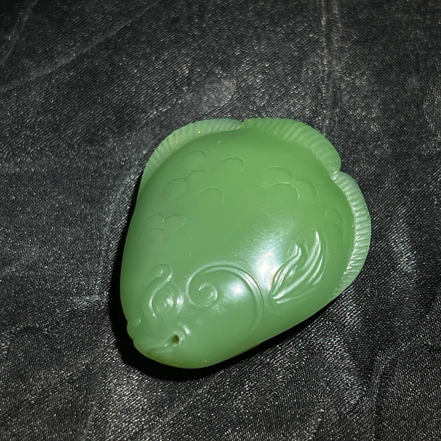 和田玉碧玉粉绿鱼吊坠(12.9g)
