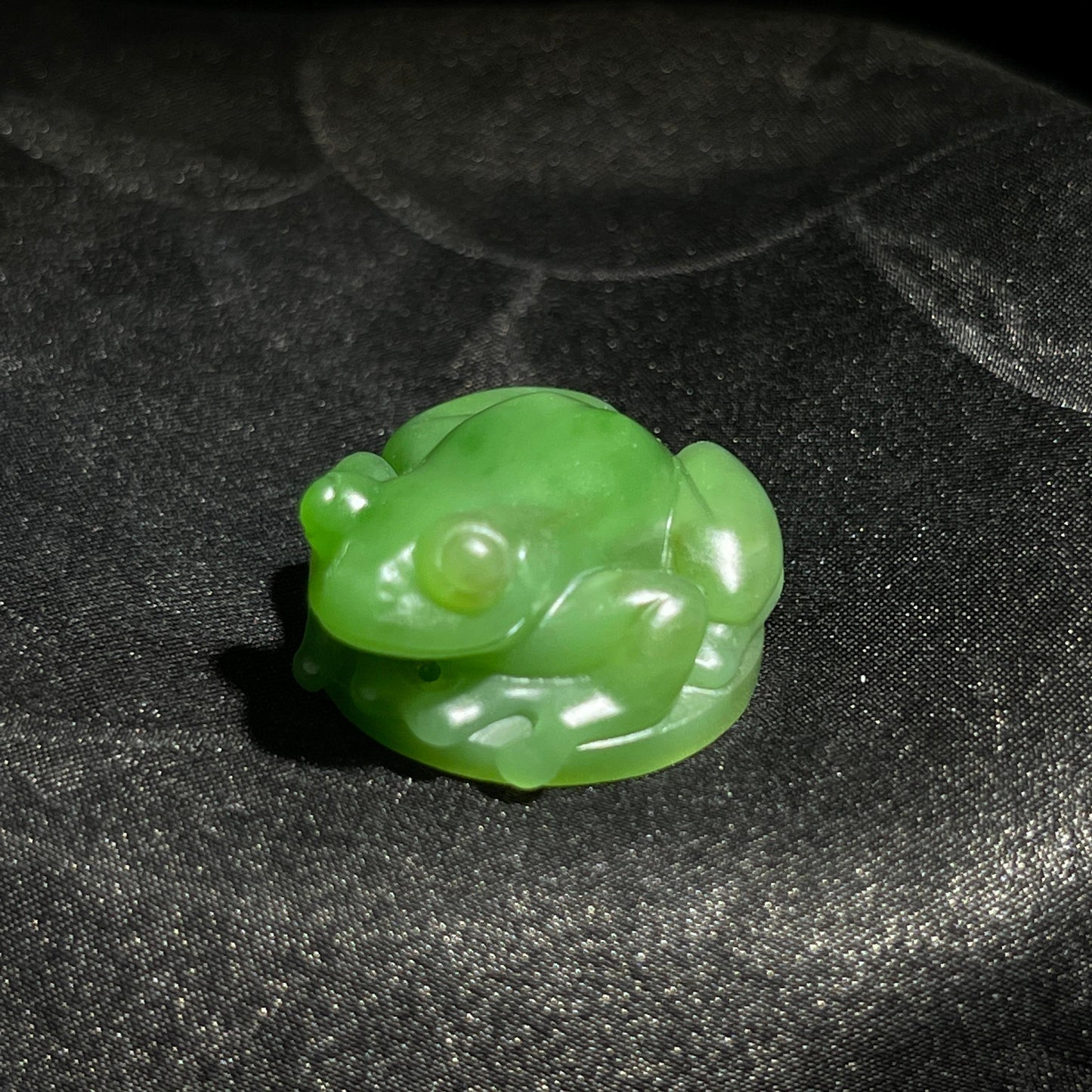 和田玉碧玉阳绿呱呱来财(9.3g)