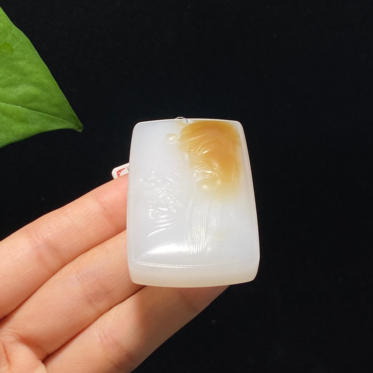 和田玉且末糖白关公牌挂件(50.7g)