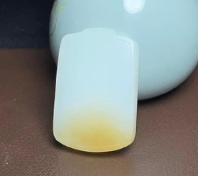 新疆和田玉且末料羊脂玉莲花平安无事牌(49.8克)