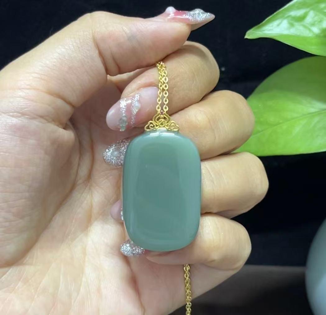 精品和田玉沙枣青18k金镶嵌平安无事牌(16.0g)