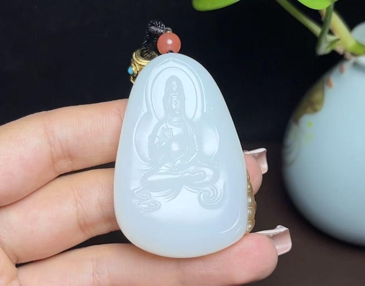 新疆和田玉且末糖白羊脂玉观音(48.4g)