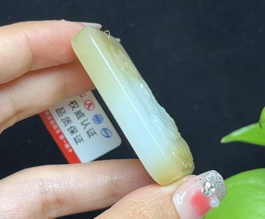 新疆和田玉且末天地糖羊脂玉观音(44.2g)