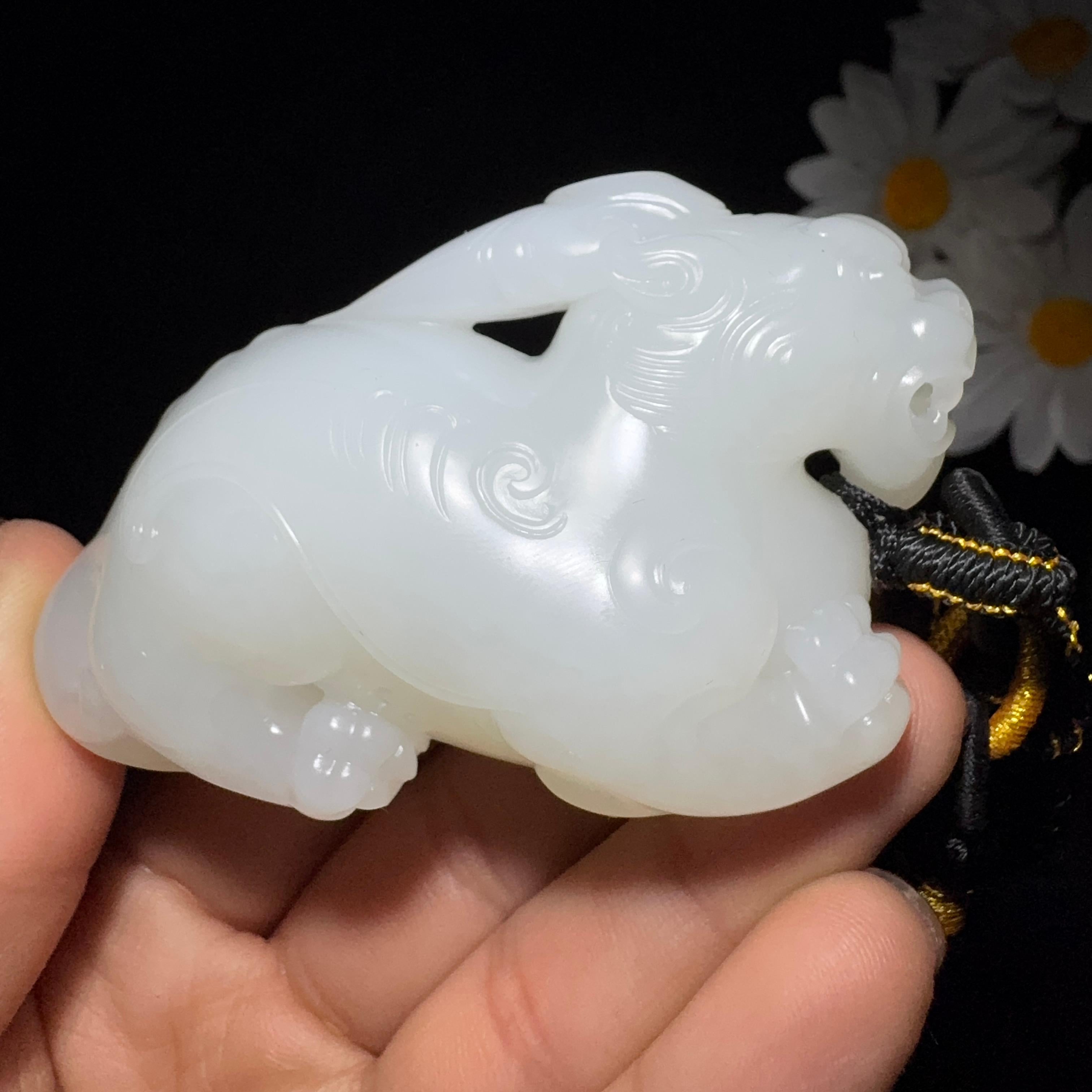 和田玉籽料羊脂白玉手把件貔貅（148.0g） – 厚德载玉