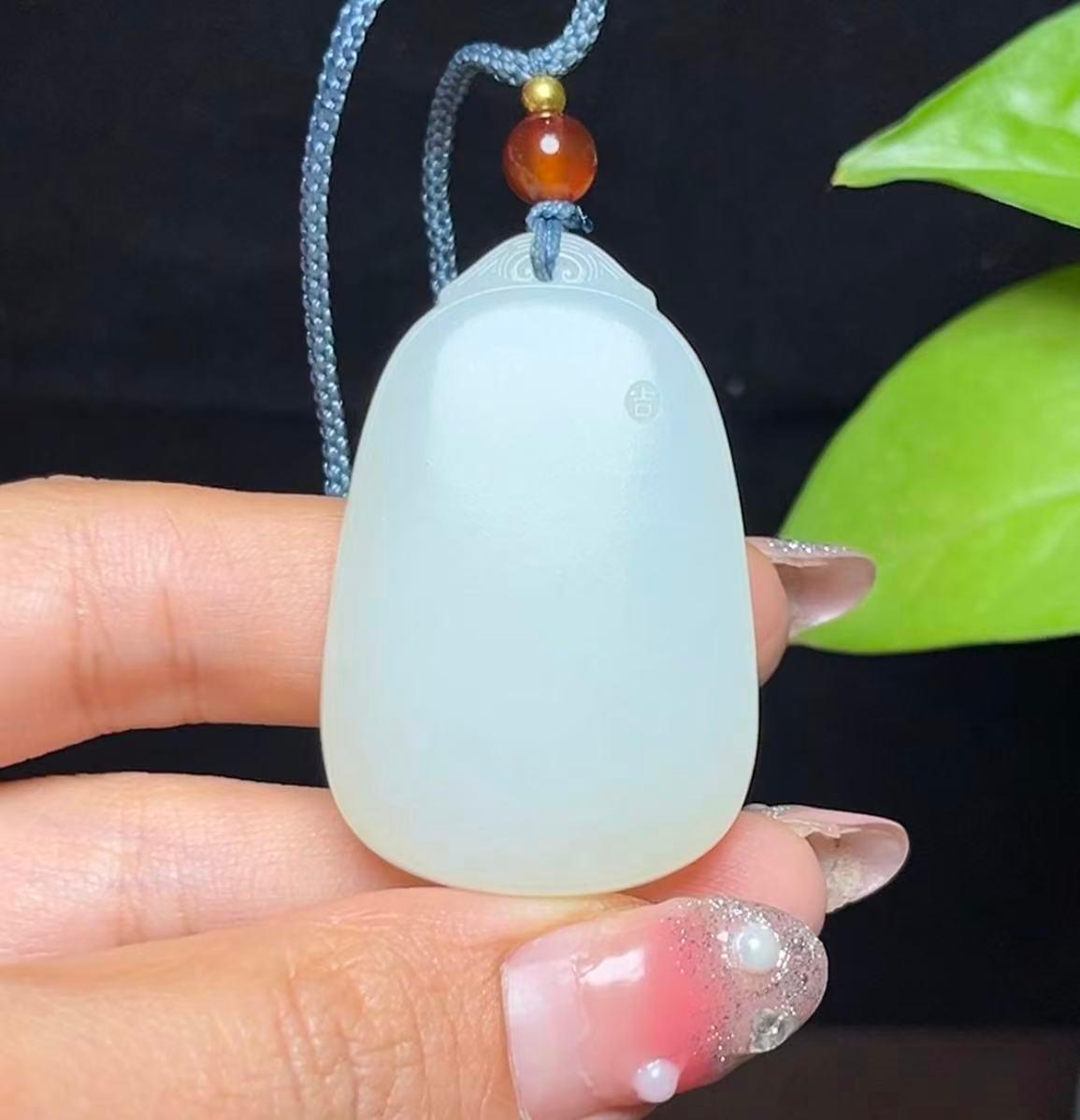 新疆和田玉且末料羊脂玉平安无事牌(31.5g)