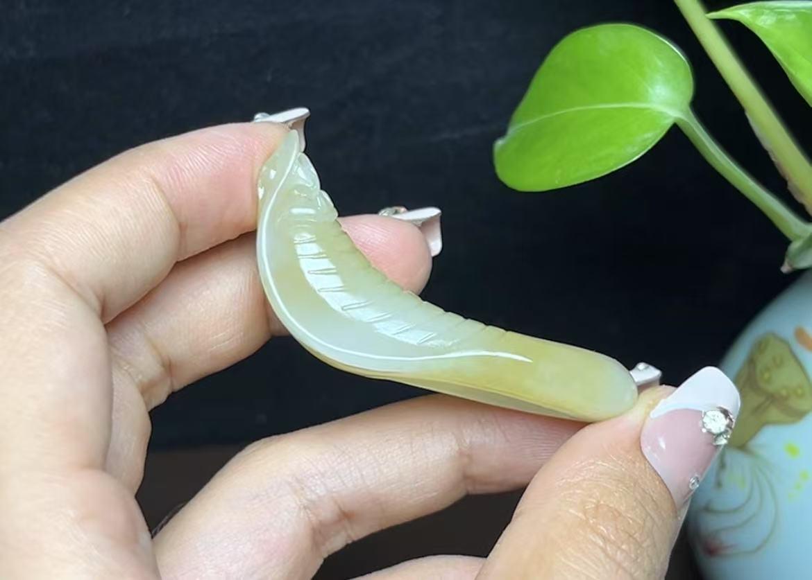 新疆和田玉且末糖羊脂玉生肖蛇腰缠万贯(21.2g)