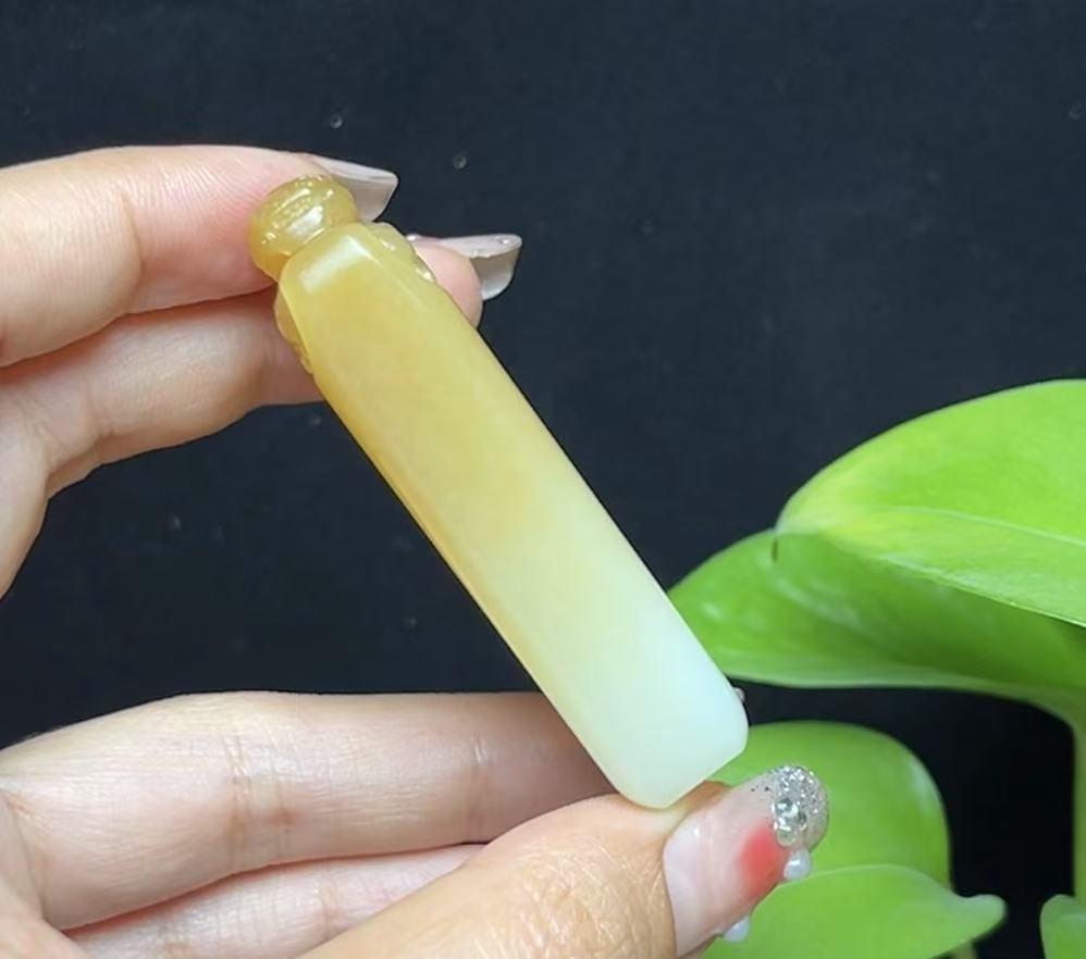 和田玉且末糖貔貅平安无事牌府上有龙(65.8g)