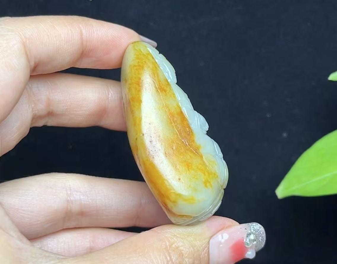新疆和田玉红皮白肉籽料观音(76.6g)