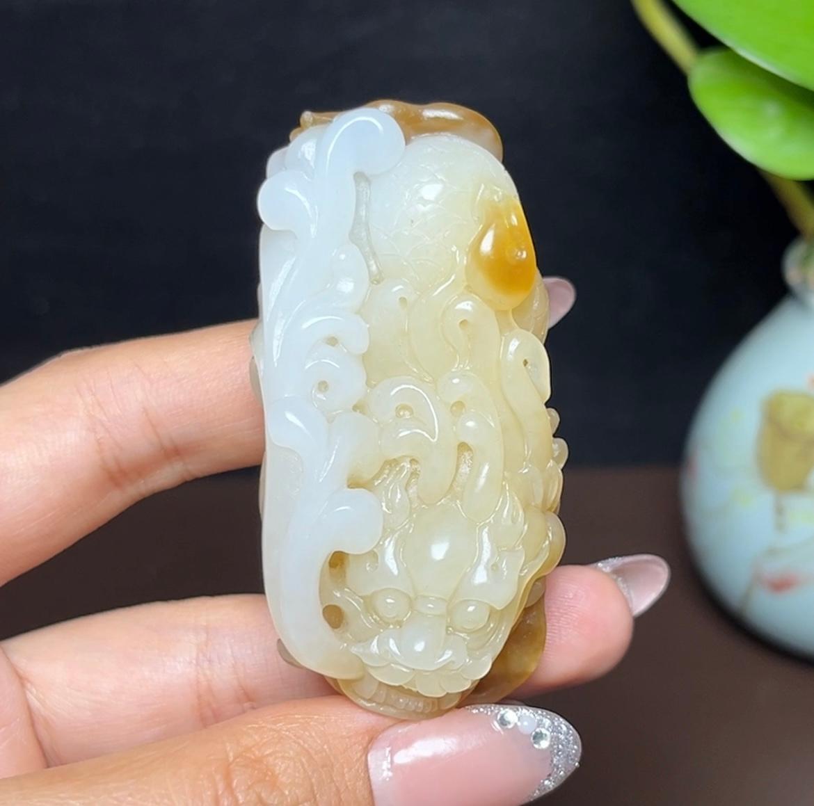 新疆和田玉且末糖三色羊脂玉龙如意(69.6g)