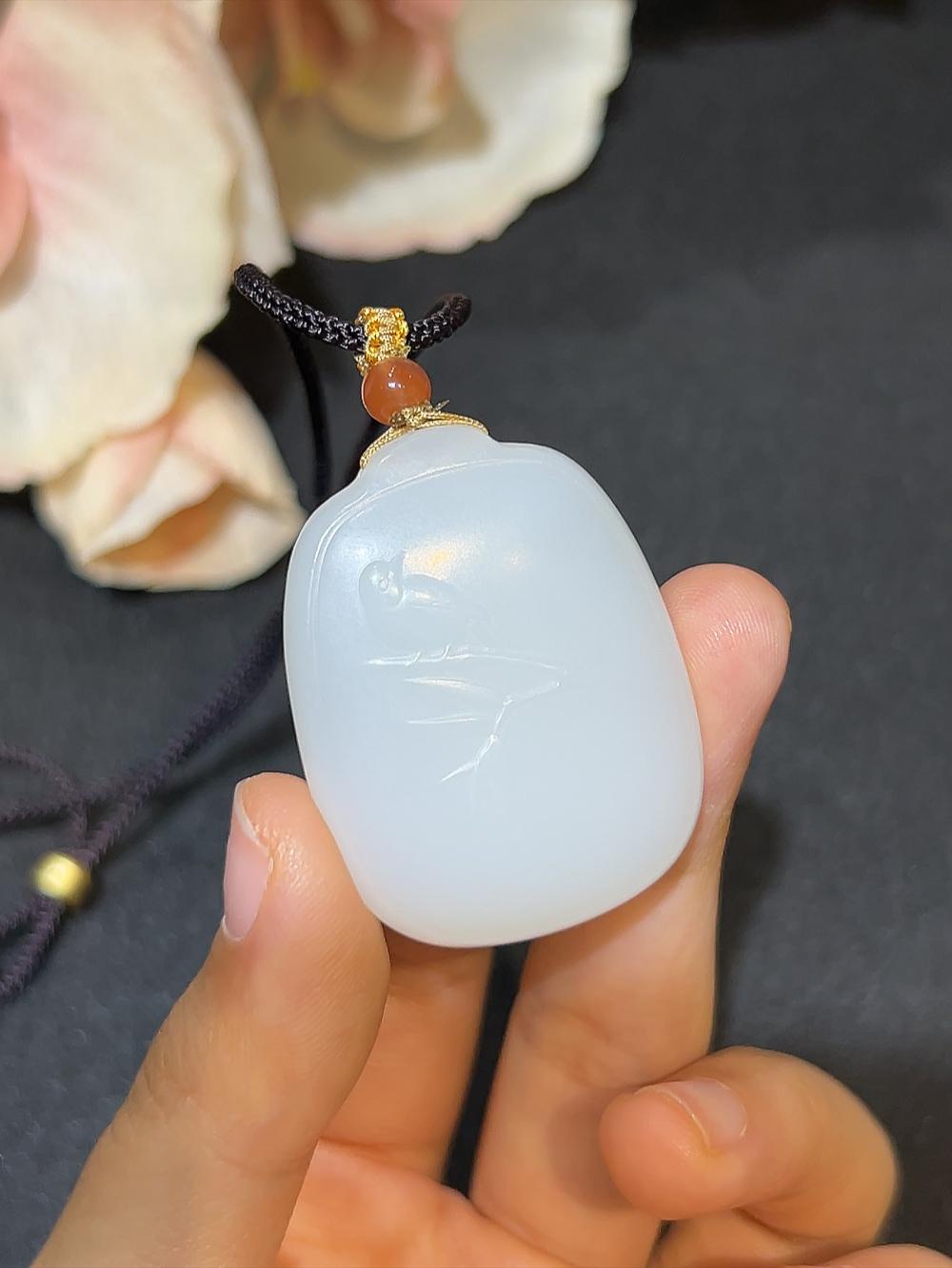 和田玉新疆且末料羊脂玉喜上眉梢(21.4g)