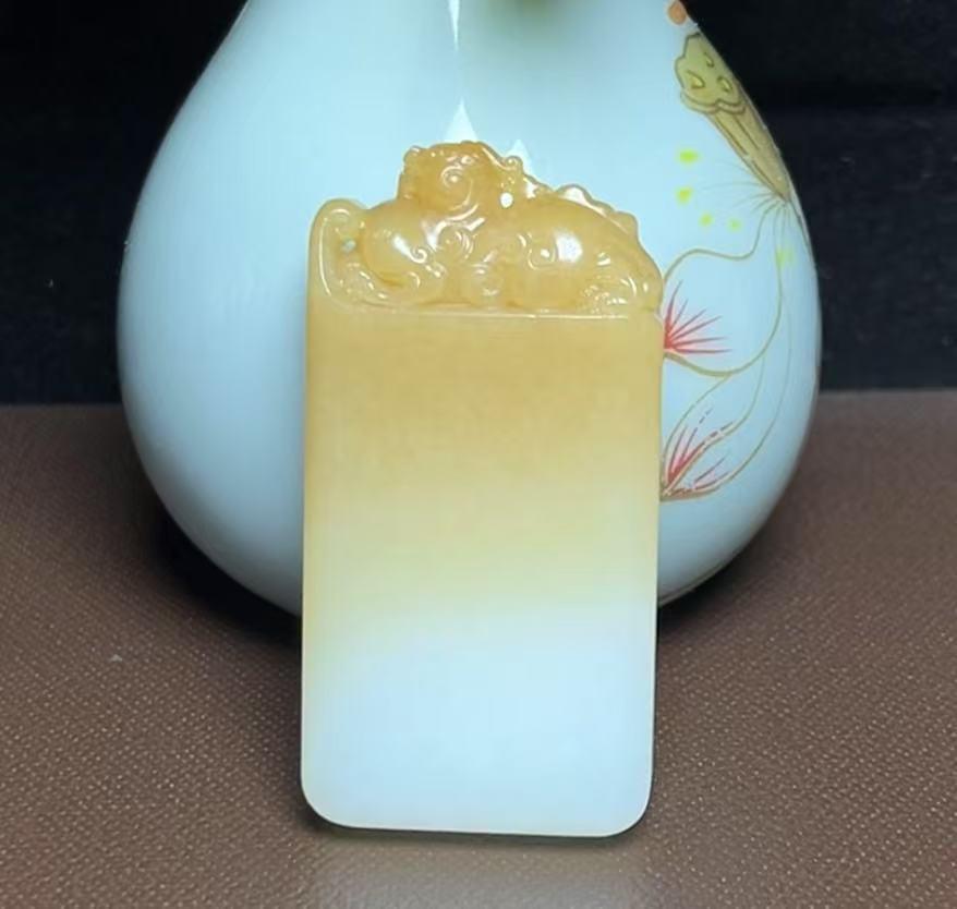 和田玉且末糖貔貅平安无事牌府上有龙(65.8g)