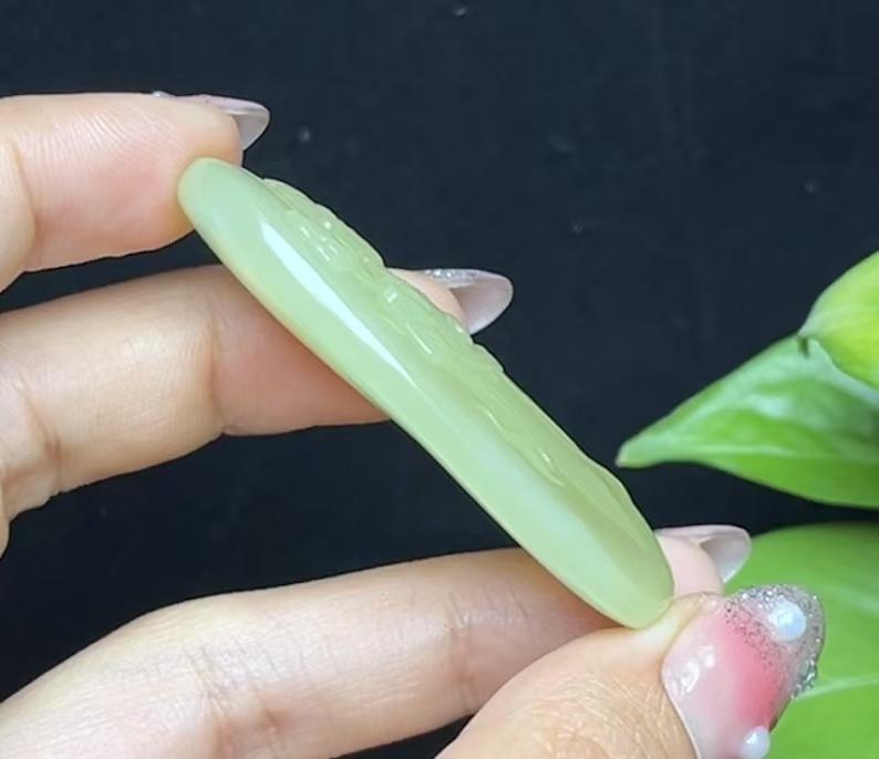 和田玉若羌黄口料站观音挂件(23.2g)
