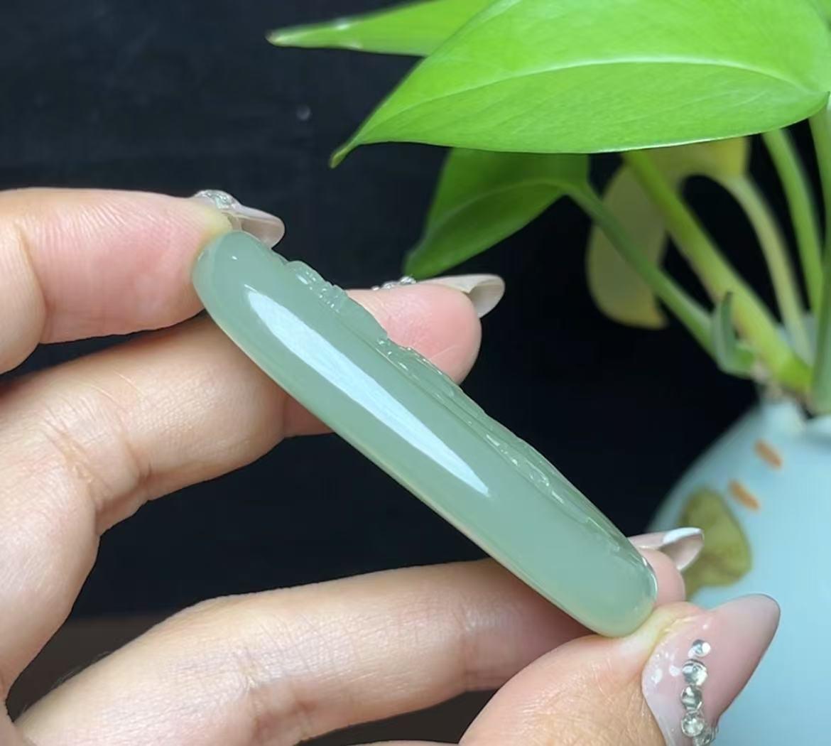 和田玉湖水绿站观音(29.1g)