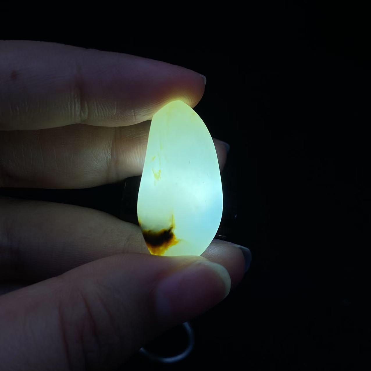 和田玉黄皮籽料原石(7.9g)