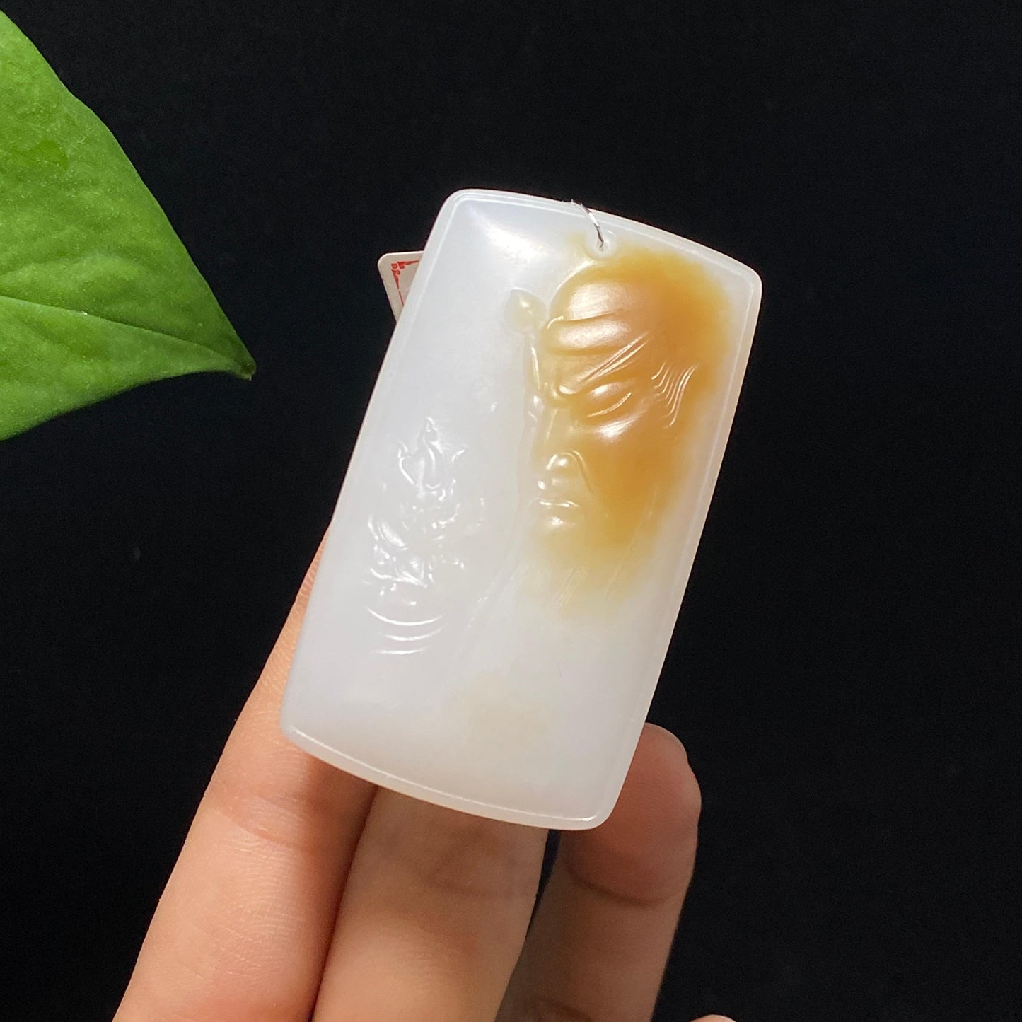 和田玉且末糖白关公牌挂件(50.7g)