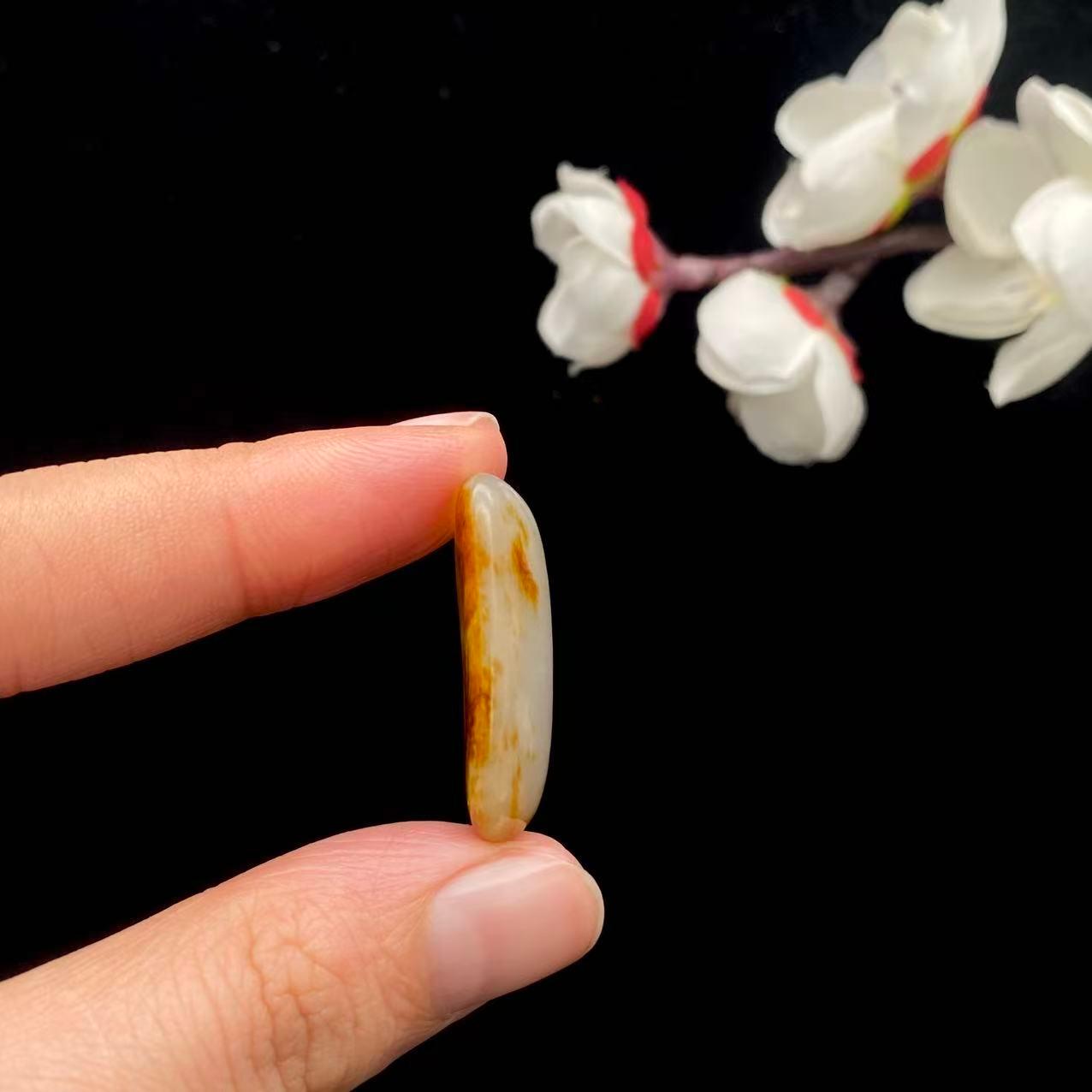 和田玉聚红皮籽料原石(4.8g)